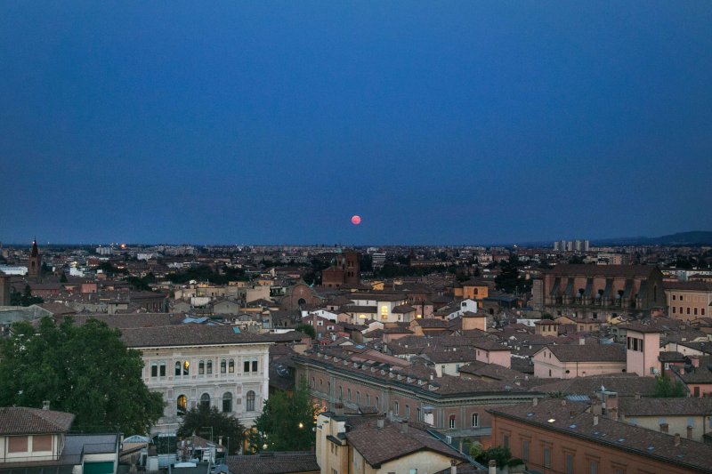 Bologna luna rossa